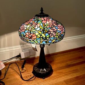 Quoizel Collectibles Tiffany inspired lamp